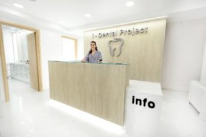 Υποδοχή με χαμόγελο στην είσοδο του ιατρείου