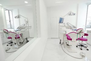 Αίθουσα θεραπείας με οδοντιατρική καρέκλα