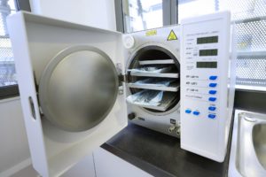 Σύγχρονος εξοπλισμός αποστείρωσης που διασφαλίζει την απόλυτη υγιεινή