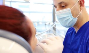 Δρ. Καρατάσος Αλέξανδρος Χειρουργός Οδοντίατρος MSc, Dds σε ώρα εργασίας